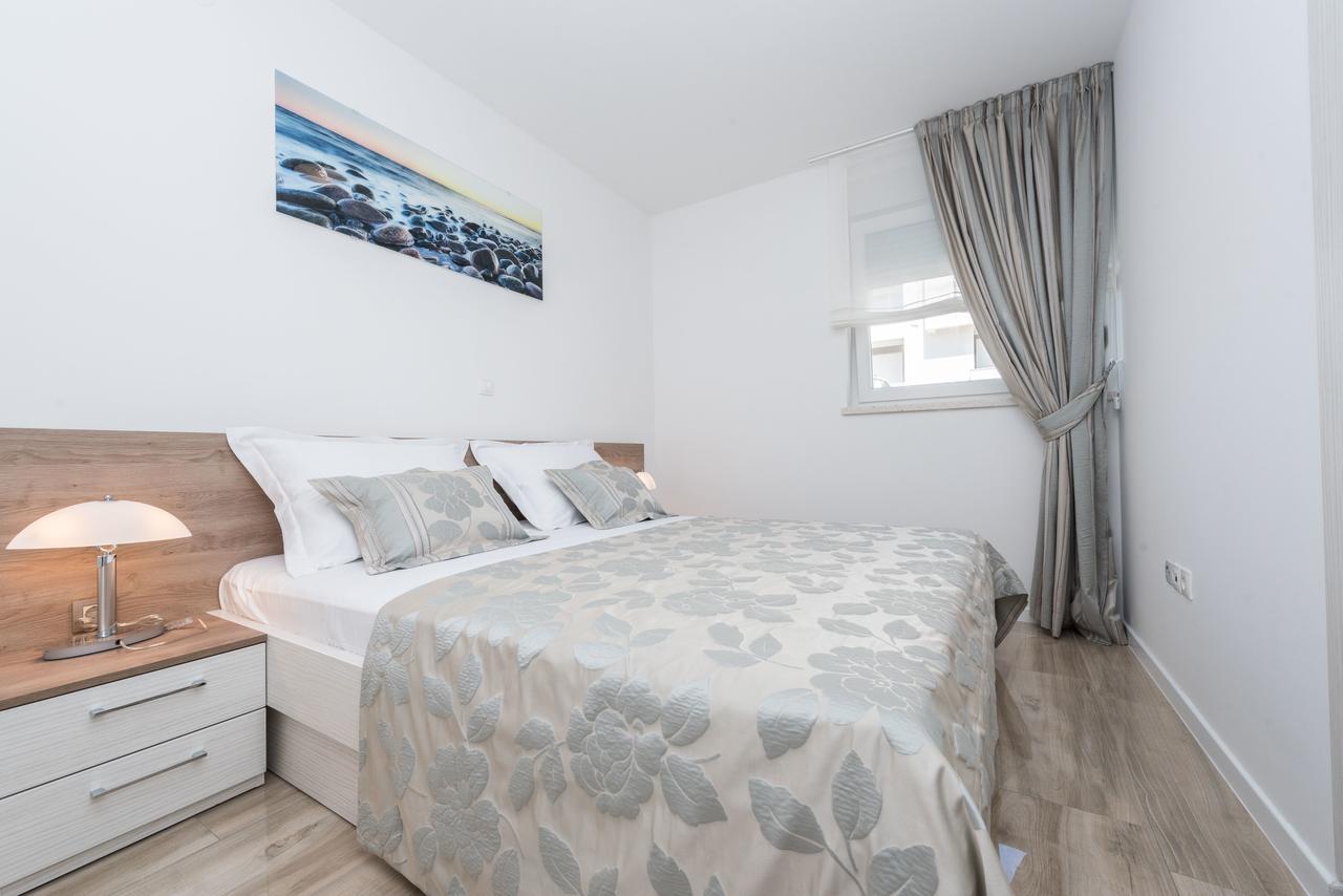 Apartments With Pool Villa Zora Novalja Extérieur photo